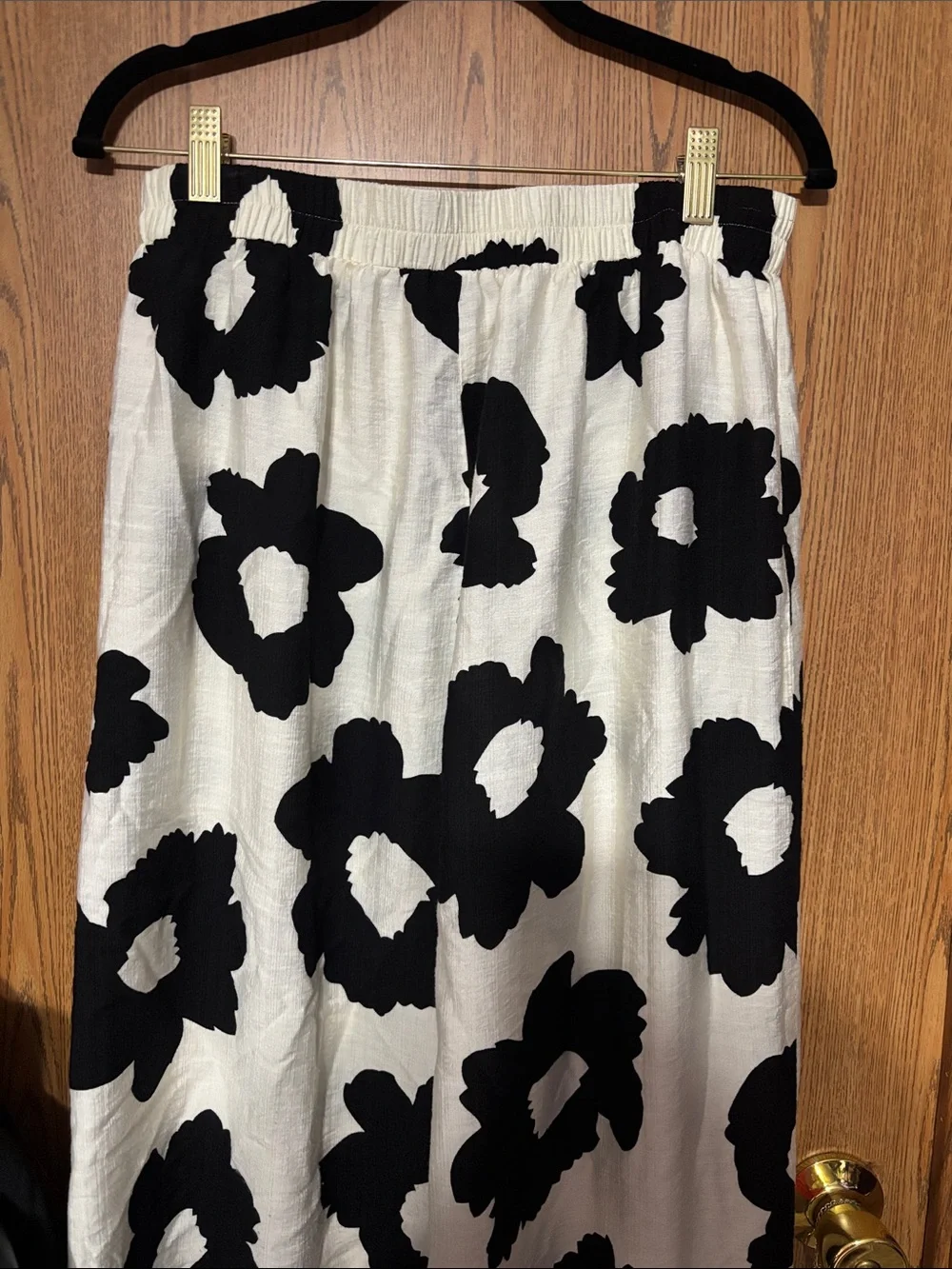 Black & White Wide Leg Floral Pants - Picture 3 of 4
